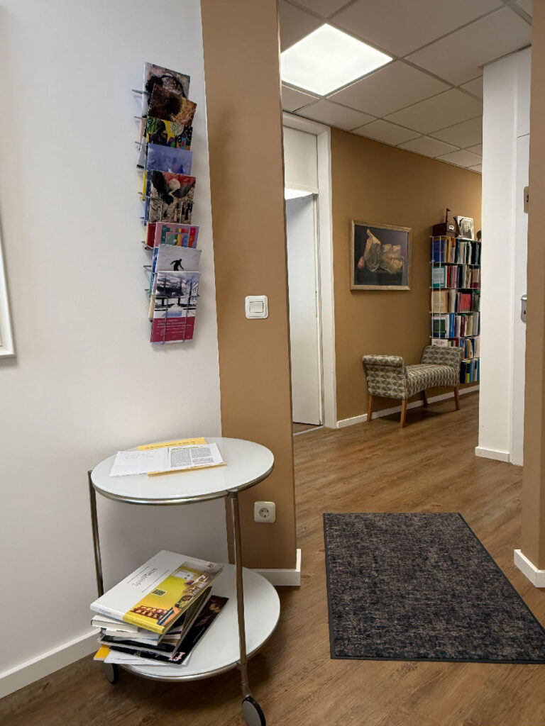 Blick aus dem Wartebereich auf den angenehm gestalteten Gang.