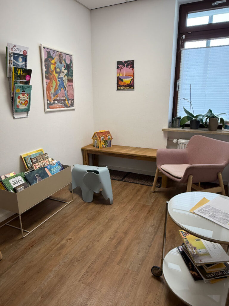 Wartebereich in der Praxis mit Lesestoff für Jung und Alt.