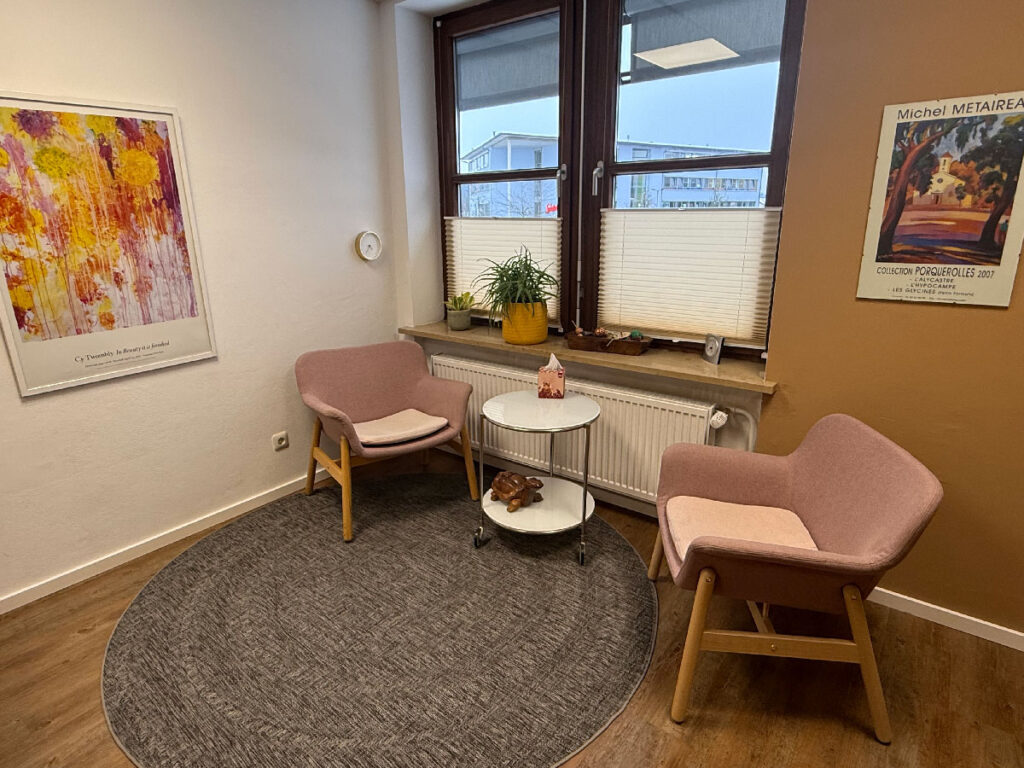 Zwei bequeme Polsterstühle am Fenster