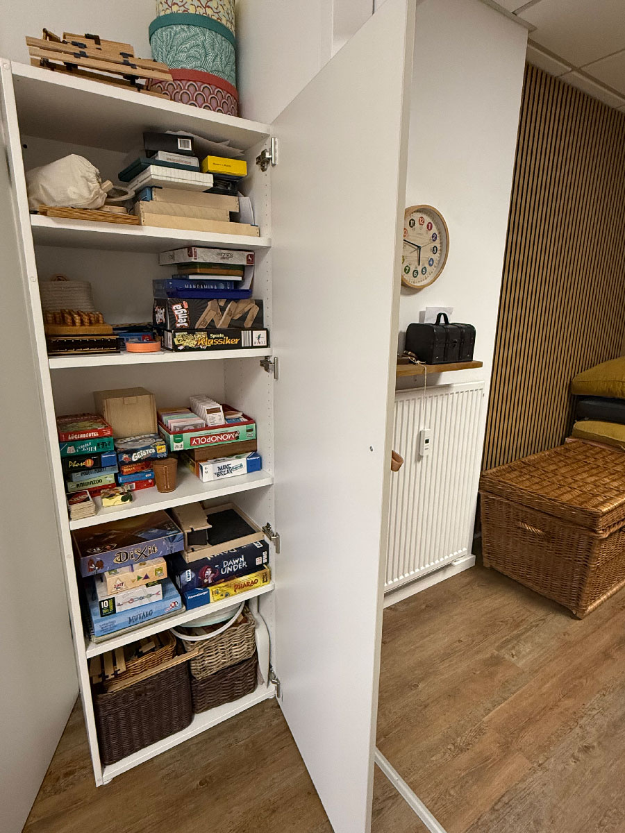 Spieleschrank mit einer großen Auswahl unterschiedlicher Spiele