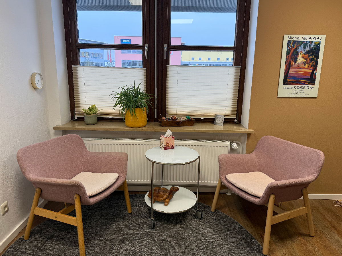 Zwei bequeme Polsterstühle in der Praxis